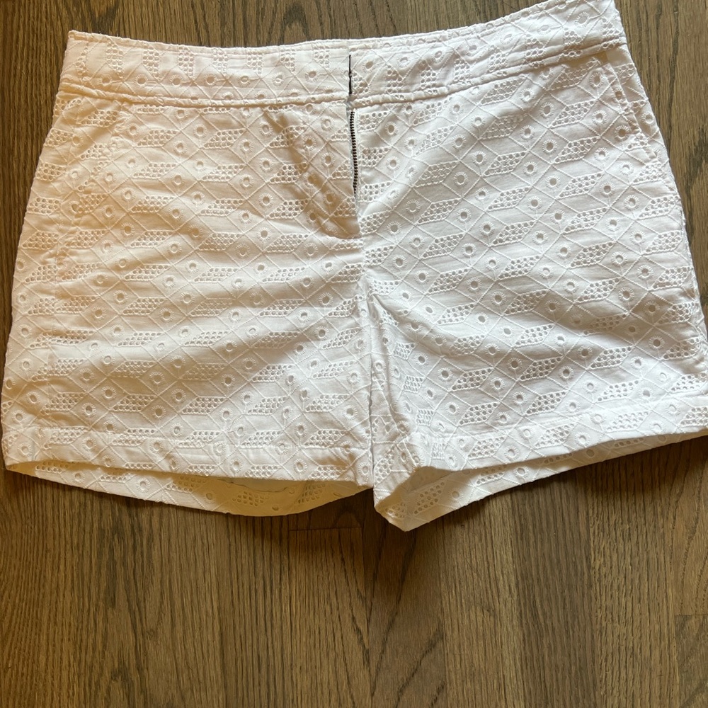 Vineyard vine eyelet dress shorts  in white, size 8, perfect condition.